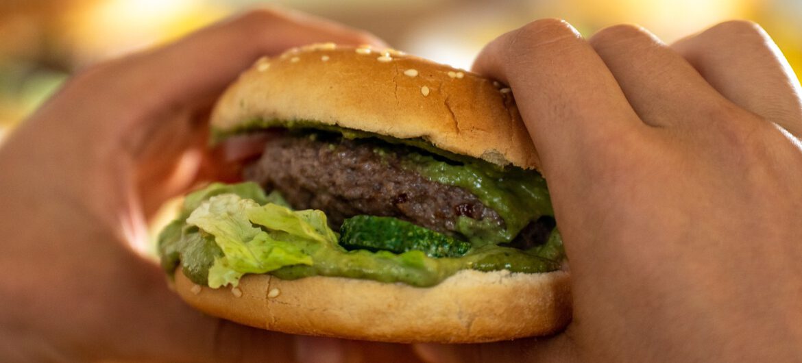 GIS wydał ostrzeżenie. W sklepowych burgerach wykryto salmonellę
