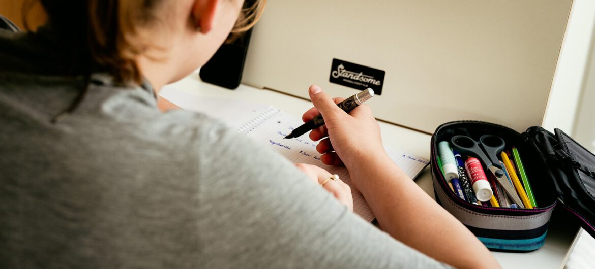 Mucha mówi o „manualu” i pracach domowych. Politycy PiS drwią: konkret zrealizowany