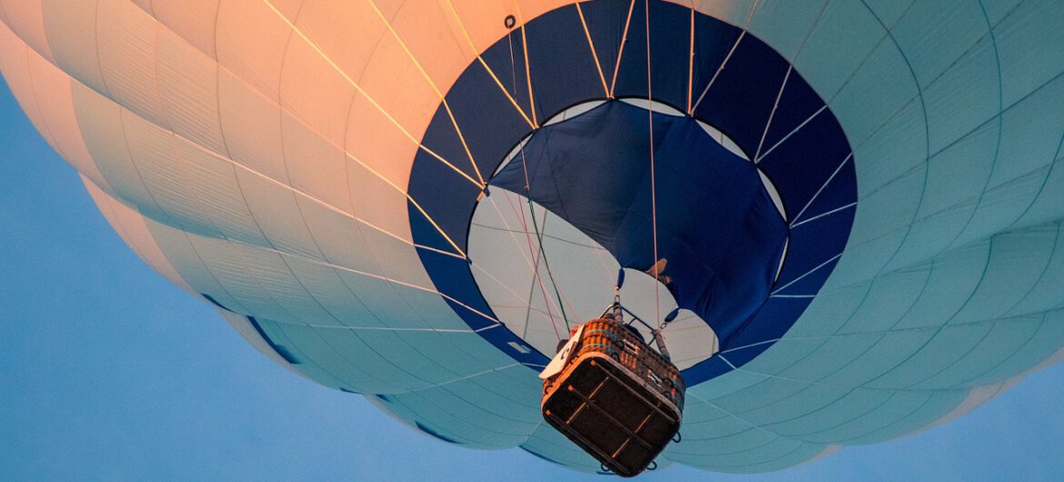 Balon wpadł na linie wysokiego napięcia. Na pokładzie były trzy osoby