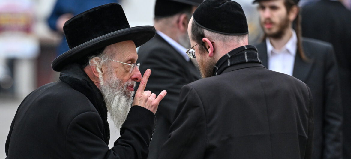 Religijni Żydzi z całego świata zjechali do Polski. Modlą się przy grobie cadyka
