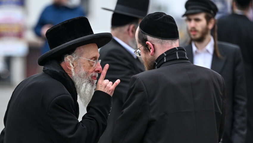 Religijni Żydzi z całego świata zjechali do Polski. Modlą się przy grobie cadyka