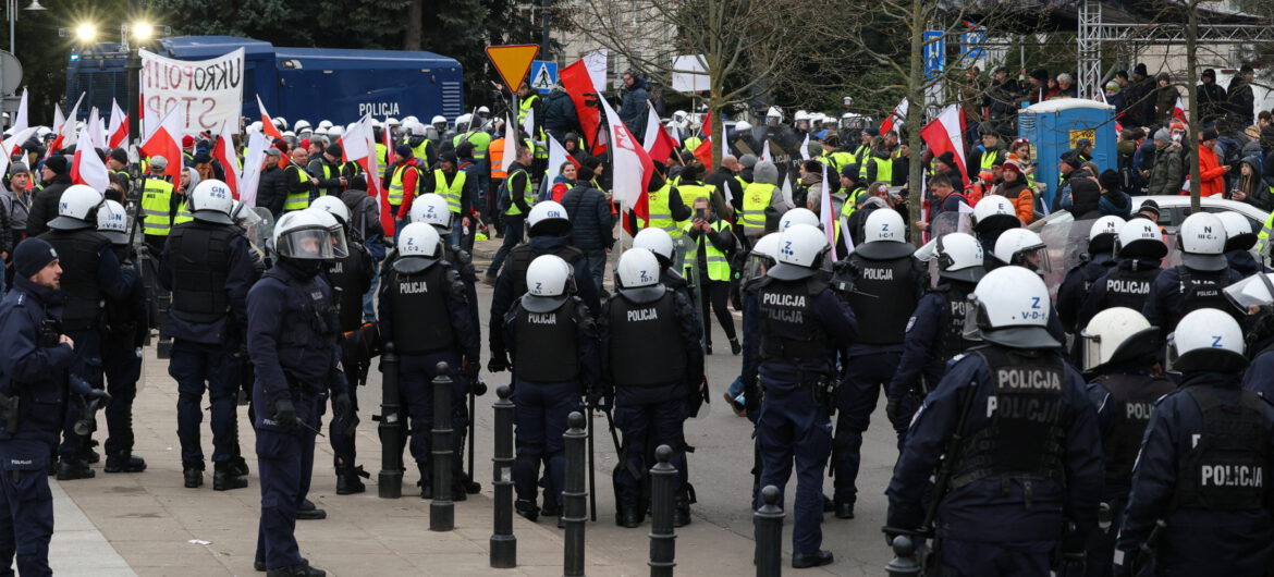 Rzucał w rolników kostką brukową. Funkcjonariusz sam zgłosił się na policję