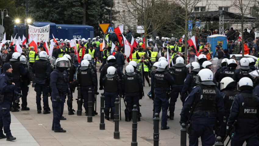 Rzucał w rolników kostką brukową. Funkcjonariusz sam zgłosił się na policję