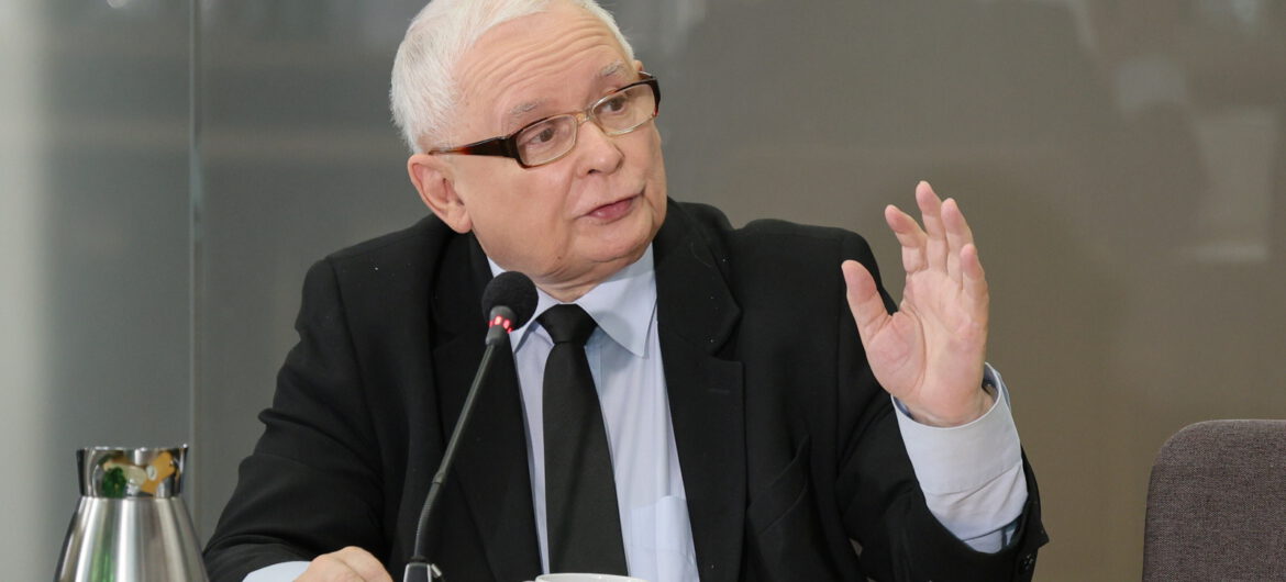 Prezes PiS Jarosław Kaczyński stanął przed komisją śledczą ds. Pegasusa. Nie mógł złożyć pełnego przyrzeczenia, bo nie dostał zgody… Tuska