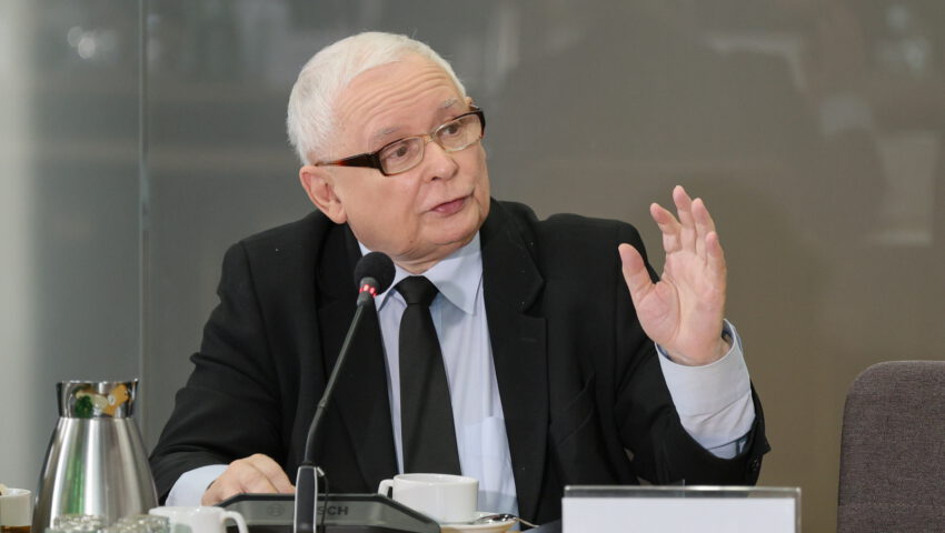 Prezes PiS Jarosław Kaczyński stanął przed komisją śledczą ds. Pegasusa. Nie mógł złożyć pełnego przyrzeczenia, bo nie dostał zgody… Tuska