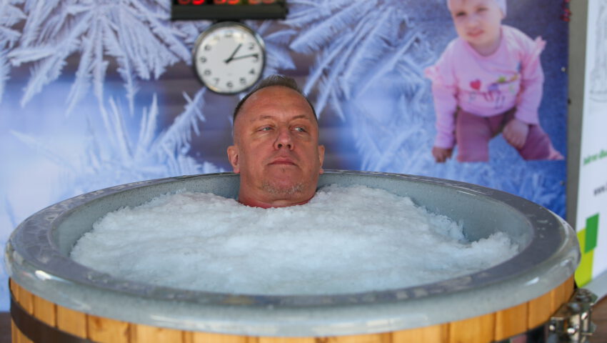 Spędził ponad 6 godzin w lodzie. Wszystko po to, by ratować chore dziecko