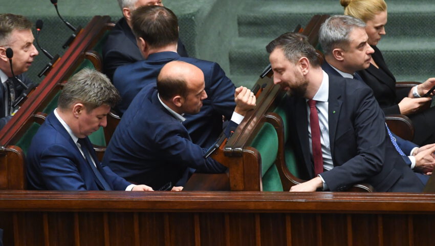 Sejm przyjął rządową informację o “możliwości popełnienia przestępstwa” M. Morawieckiego ws. KPO
