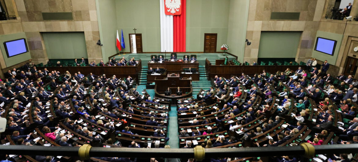 Od 1 kwietnia emerytury będą niższe. Wszystko dlatego, że emeryci żyją za długo