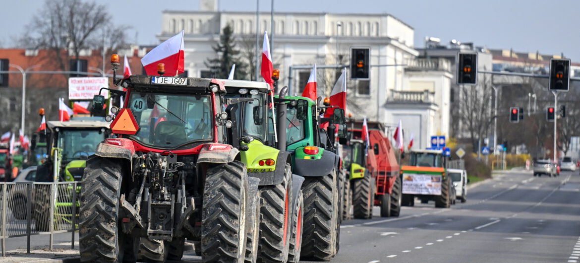 Policjant rzucił czymś w protestujących rolników. Został ukarany