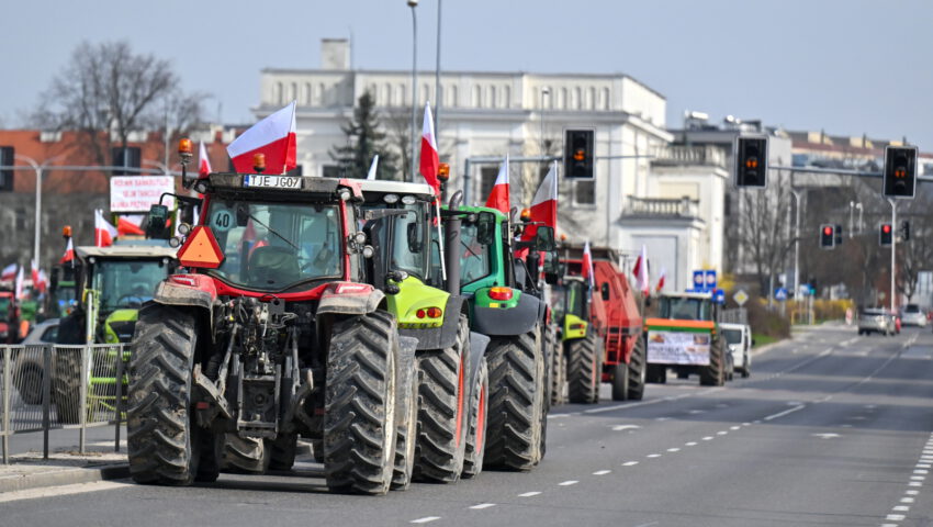 Policjant rzucił czymś w protestujących rolników. Został ukarany