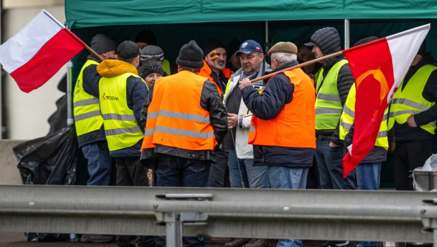 Rolnicy zostawili skrzynkę z obornikiem przed biurem europosła Krzysztofa Brejzy