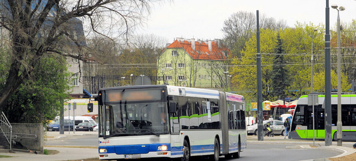Pieszy wszedł wprost pod autobus miejski w Olsztynie. Mężczyzna i sześciu pasażerów w szpitalu