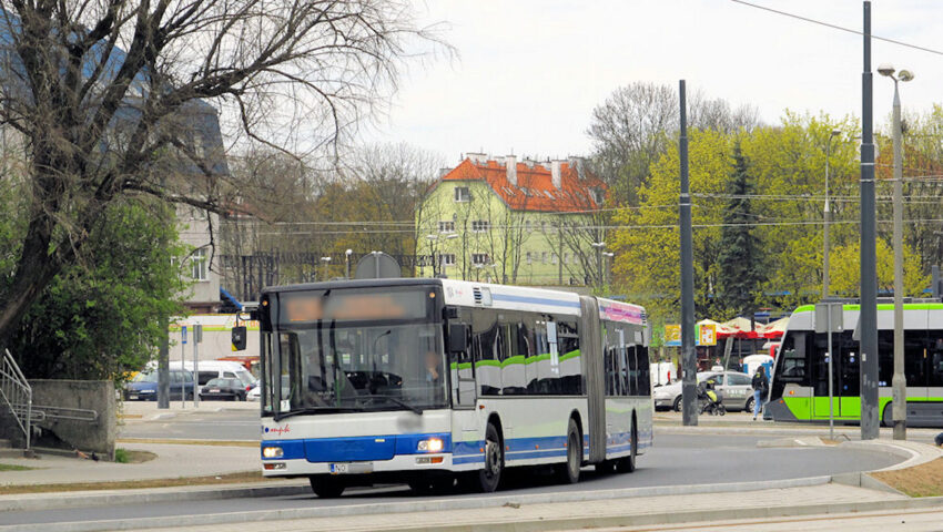 Pieszy wszedł wprost pod autobus miejski w Olsztynie. Mężczyzna i sześciu pasażerów w szpitalu