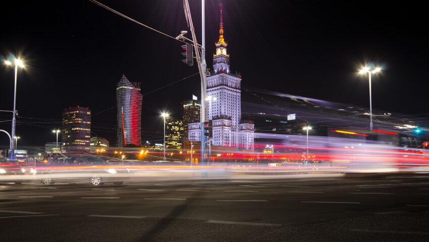 “Proekologiczni” warszawiacy jeżdżą najczęściej… własnymi samochodami. Zaskakujące wyniki badania