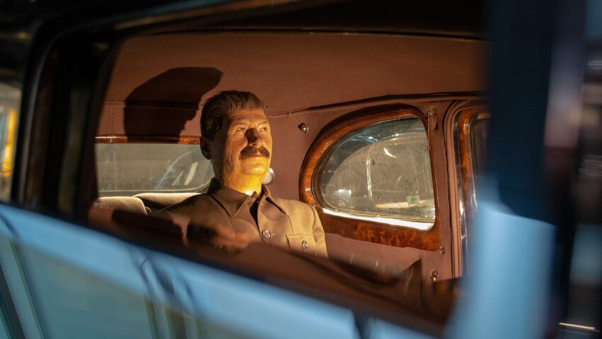 Stalin jako zbawca narodów. Propaganda pod przykrywką sztuki