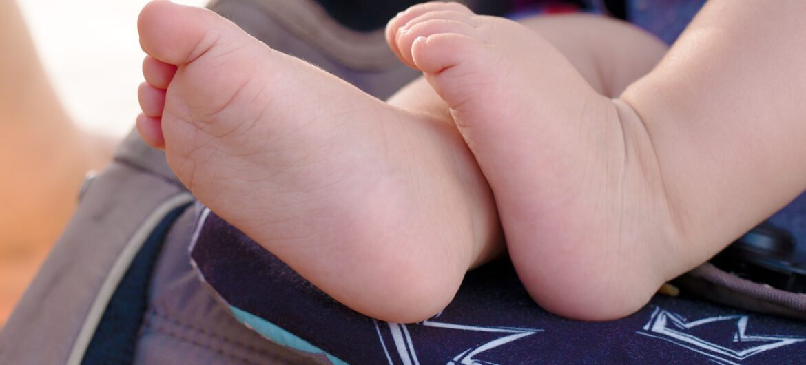 Chciała sprzedać własną córkę. Gdy nikt jej nie kupił, zostawiła ją na ulicy