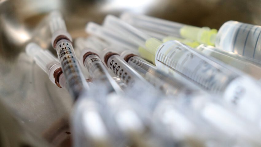 62-latek przyjął ponad 200 dawek szczepionek na COVID