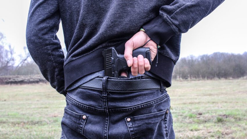 Awantura na warszawskiej ulicy. Wyciągnął pistolet i strzelił kierowcy prosto w twarz