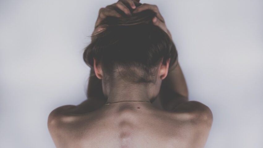 Mąż wściekł się na żonę i podpalił jej ubrania