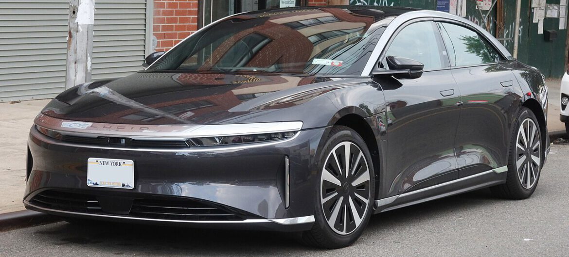 Elektryk za milion złotych stanął w płomieniach w Warszawie. To było “jedyne takie auto w Polsce”