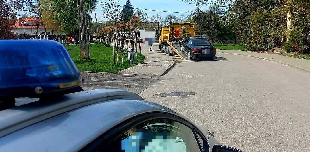 Kierowca był tak pijany, że wypadł z auta. Jeszcze kilka minut wcześniej kierował pojazdem