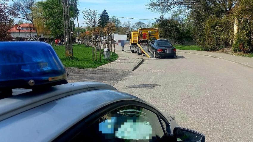 Kierowca był tak pijany, że wypadł z auta. Jeszcze kilka minut wcześniej kierował pojazdem