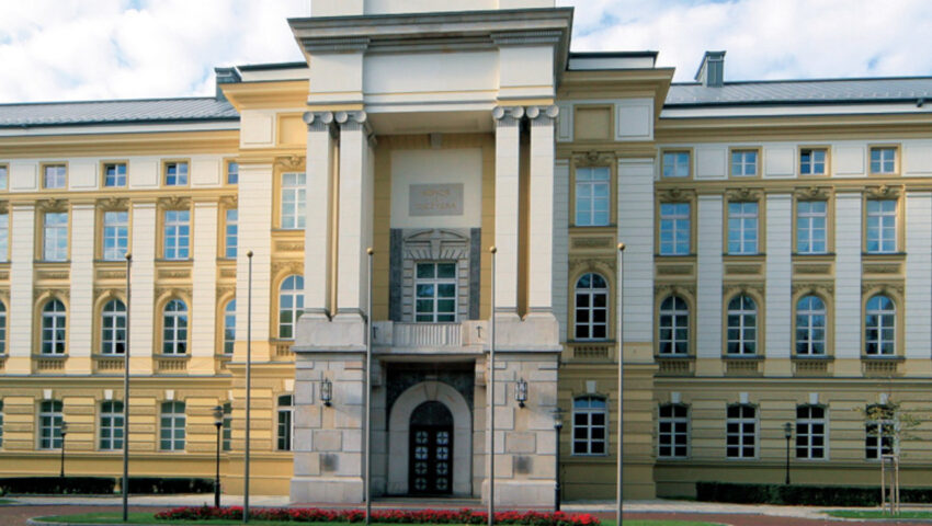 Tajemnicza substancja rozlana przed kancelarią premiera. Zatrzymano mężczyznę