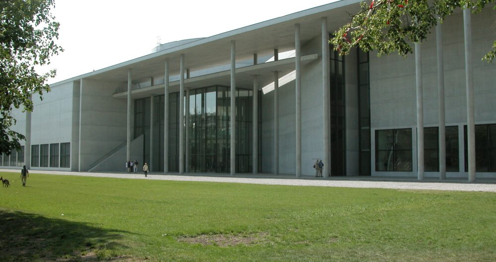 Pracownik słynnego muzeum powiesił na ścianie własny obraz. Zwolniono go za to z pracy