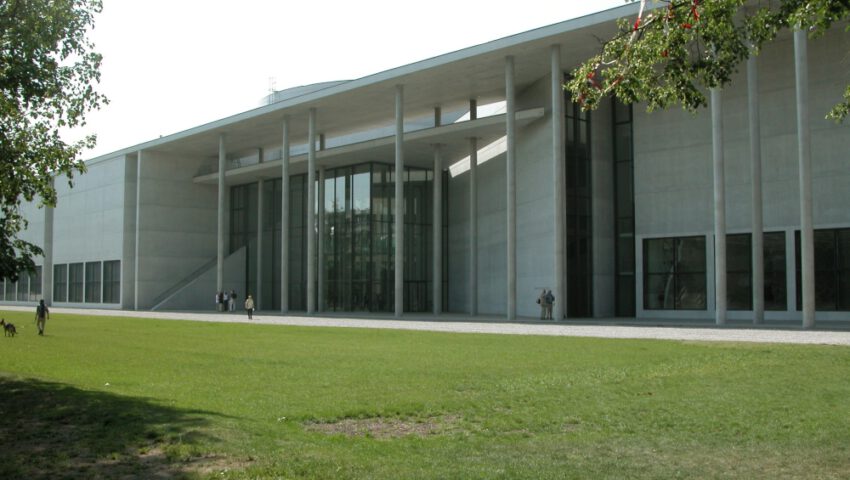 Pracownik słynnego muzeum powiesił na ścianie własny obraz. Zwolniono go za to z pracy