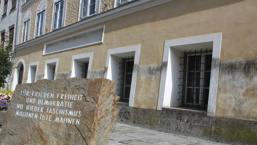 Składali kwiaty przed domem, w którym urodził się Hitler. Policja zatrzymała Niemców