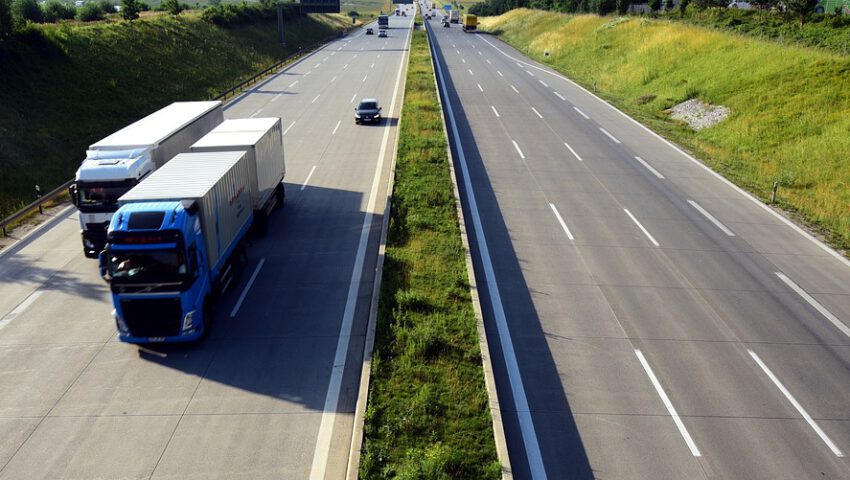 Przestępcy w brawurowy sposób okradali ciężarówki. Wskakiwali do rozpędzonych pojazdów