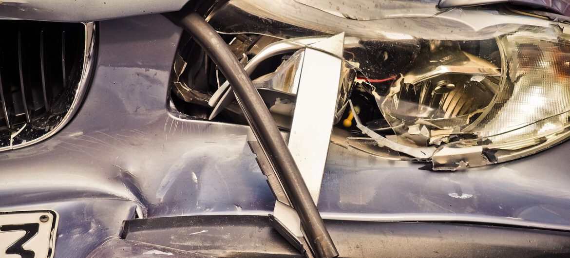 Rozbił auto, a potem zostawił ranną pasażerkę i uciekł