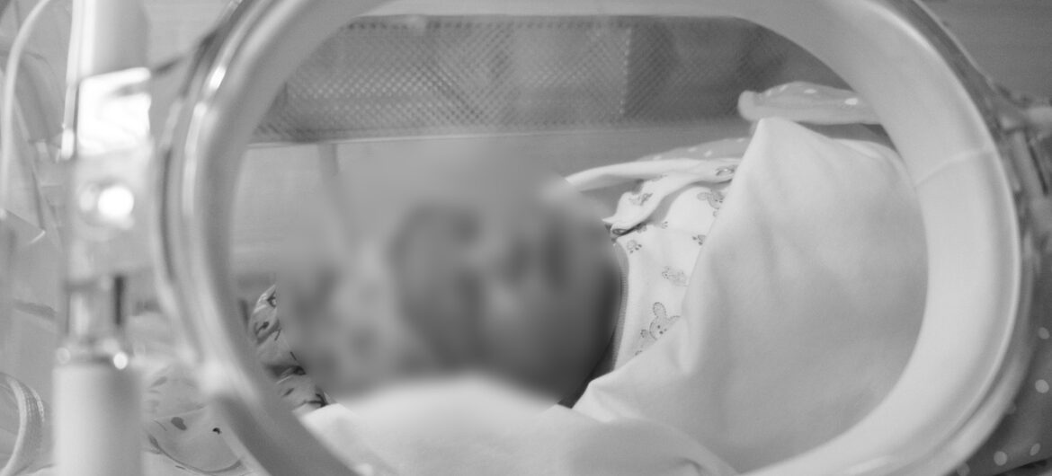 Rodzina mówi o cudzie. Dziecko ożyło na własnym pogrzebie po pokropieniu wodą święconą