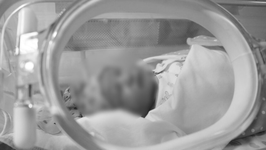 Rodzina mówi o cudzie. Dziecko ożyło na własnym pogrzebie po pokropieniu wodą święconą