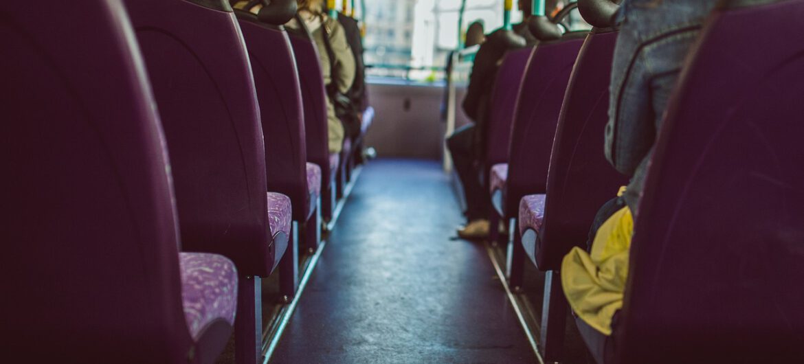 Próbował zabić nastolatka w autobusie. Wzorowa postawa pasażerów