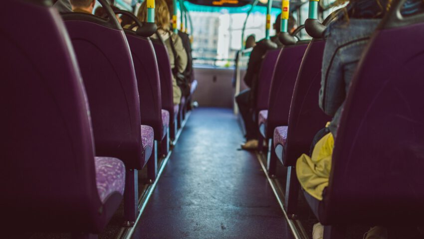 Próbował zabić nastolatka w autobusie. Wzorowa postawa pasażerów