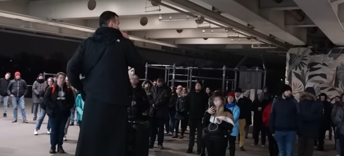 Znany ksiądz robi dyskoteki “pod mostem”. To sposób na ewangelizację