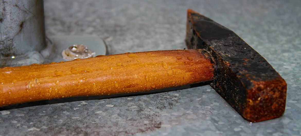 Sąsiedzkie porachunki z młotkiem w roli głównej. Absurdalny powód pobicia