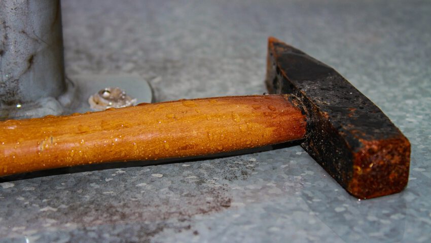 Sąsiedzkie porachunki z młotkiem w roli głównej. Absurdalny powód pobicia