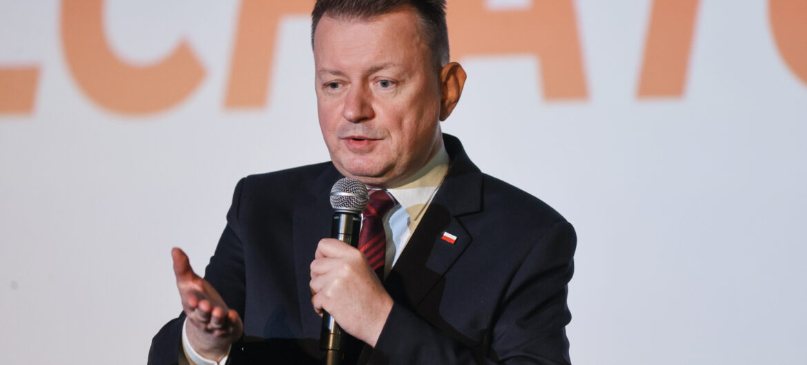 Mariusz Błaszczak ostrzega: próbują wepchnąć Polskę do strefy euro