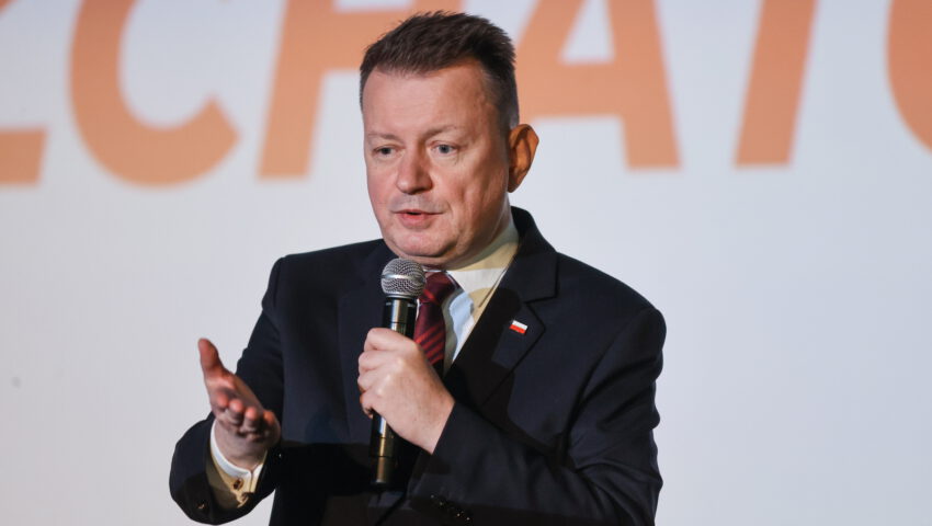 Mariusz Błaszczak ostrzega: próbują wepchnąć Polskę do strefy euro