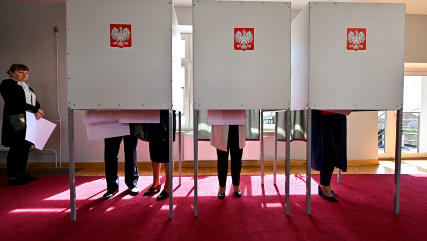 Kobieta przedarła kartę do głosowania i wyszła z lokalu wyborczego