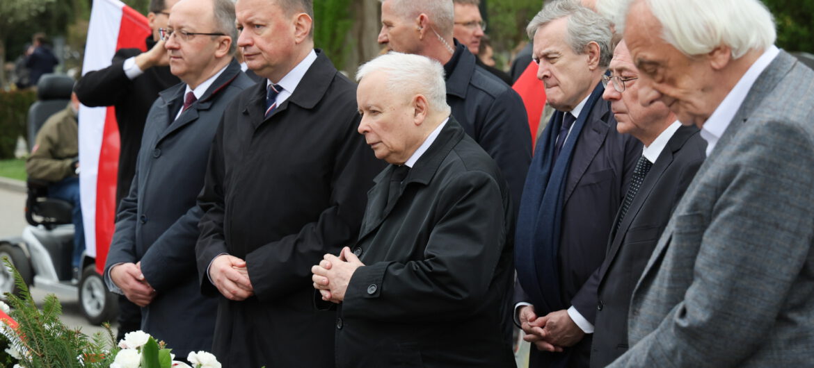 Politycy PiS upamiętnili ofiary katastrofy smoleńskiej. Polityczni zadymiarze próbowali zakłócić uroczystość i zszargać pamięć prezydenta