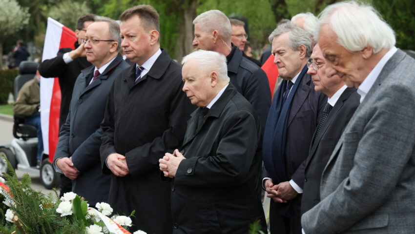 Politycy PiS upamiętnili ofiary katastrofy smoleńskiej. Polityczni zadymiarze próbowali zakłócić uroczystość i zszargać pamięć prezydenta