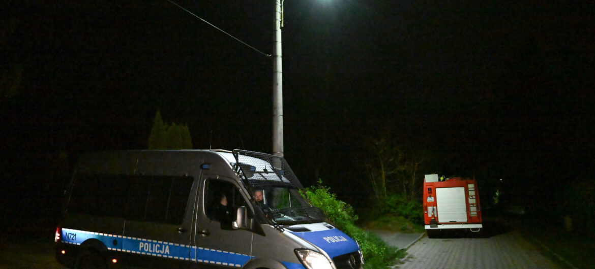 Złapano mężczyznę podejrzanego o zabicie żony. Ukrywał się pod stertą ubrań