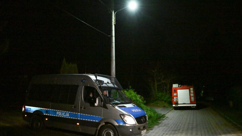 Złapano mężczyznę podejrzanego o zabicie żony. Ukrywał się pod stertą ubrań