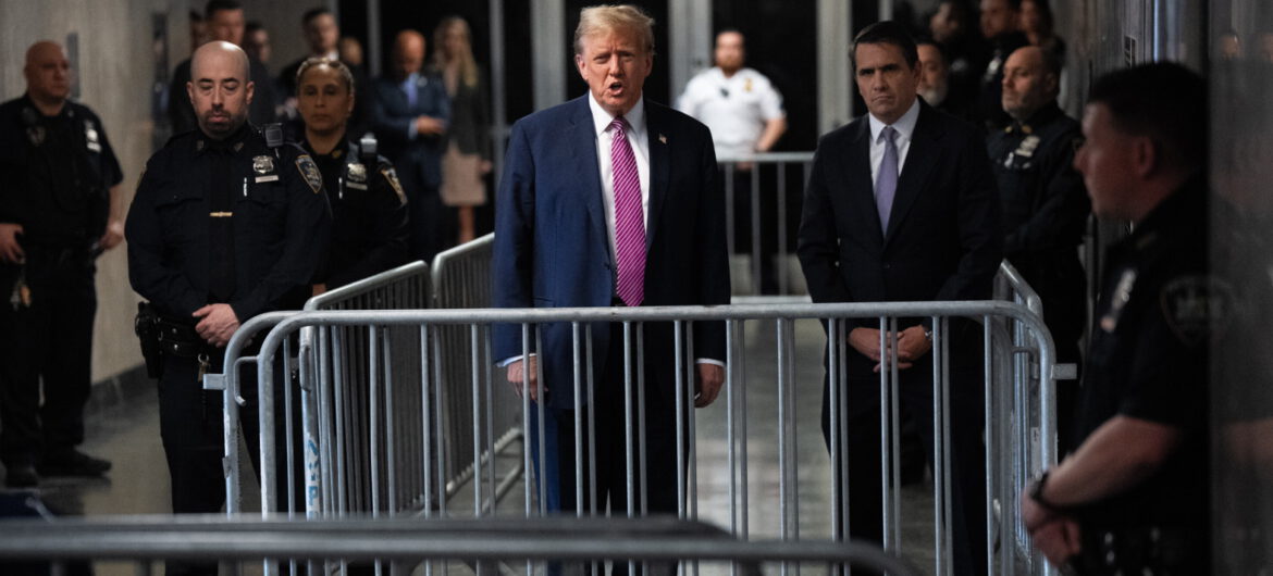Dramatyczne sceny podczas procesu Donalda Trumpa. Przed sądem podpalił się mężczyzna