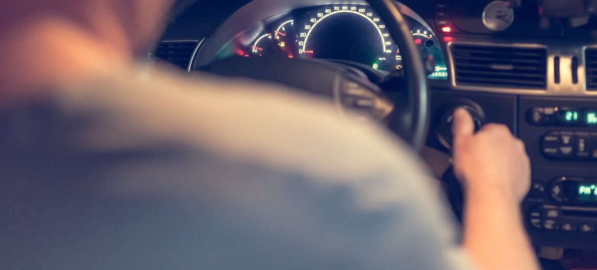 26-latek usłyszał wyrok za jazdę bez prawa jazdy. Sprzed sądu odjechał samochodem