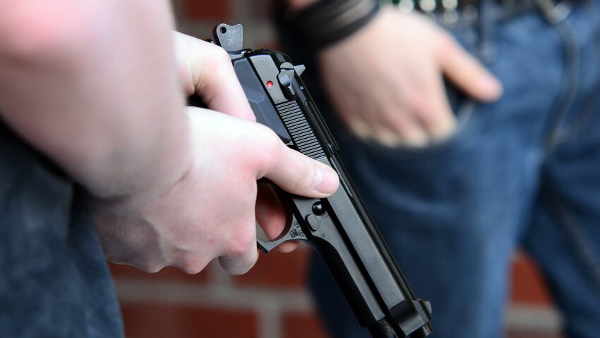To pomoże rozwiązać problem szkolnych strzelanin? Władze amerykańskiego stanu chcą uzbroić nauczycieli