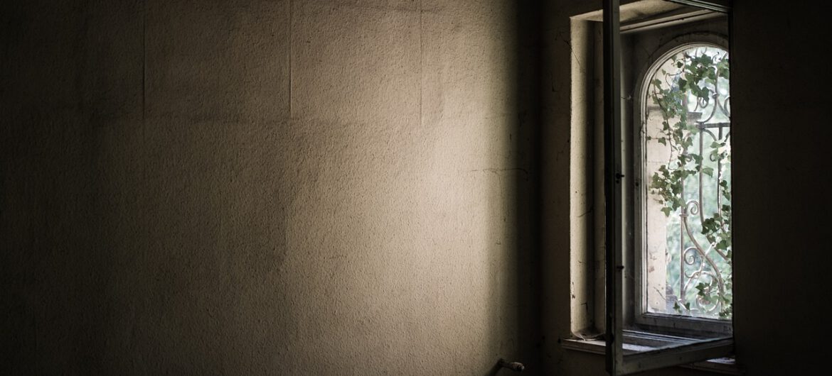 Dziewczynka żaliła się, że słyszy w ścianie potwory. Jej rodzice dokonali szokującego odkrycia